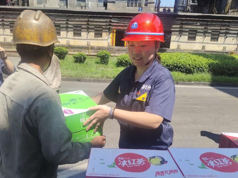 高溫慰問送清涼，情系一線暖人2.jpg
